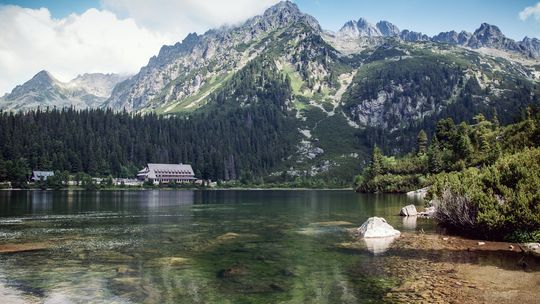 Dlaczego warto zwiedzić Tatry jesienią?